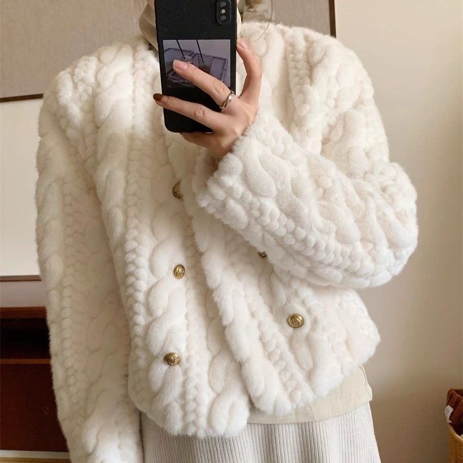 Dams Fluffy Cardigan med guldknappdetaljer Mirla-Eva Jonsson