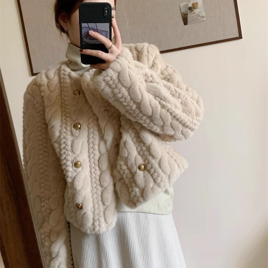 Dams Fluffy Cardigan med guldknappdetaljer Mirla-Eva Jonsson