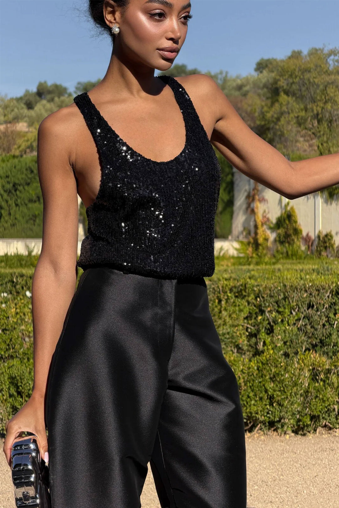 Dams Glamorous Sequin Top med Djup Urringning och Elegant Skärning Mirla-Eva Jonsson