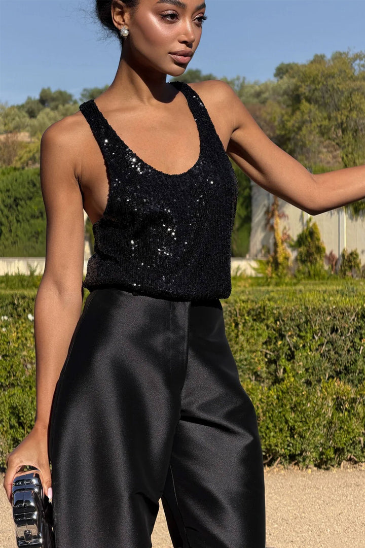 Dams Glamorous Sequin Top med Djup Urringning och Elegant Skärning Mirla-Eva Jonsson