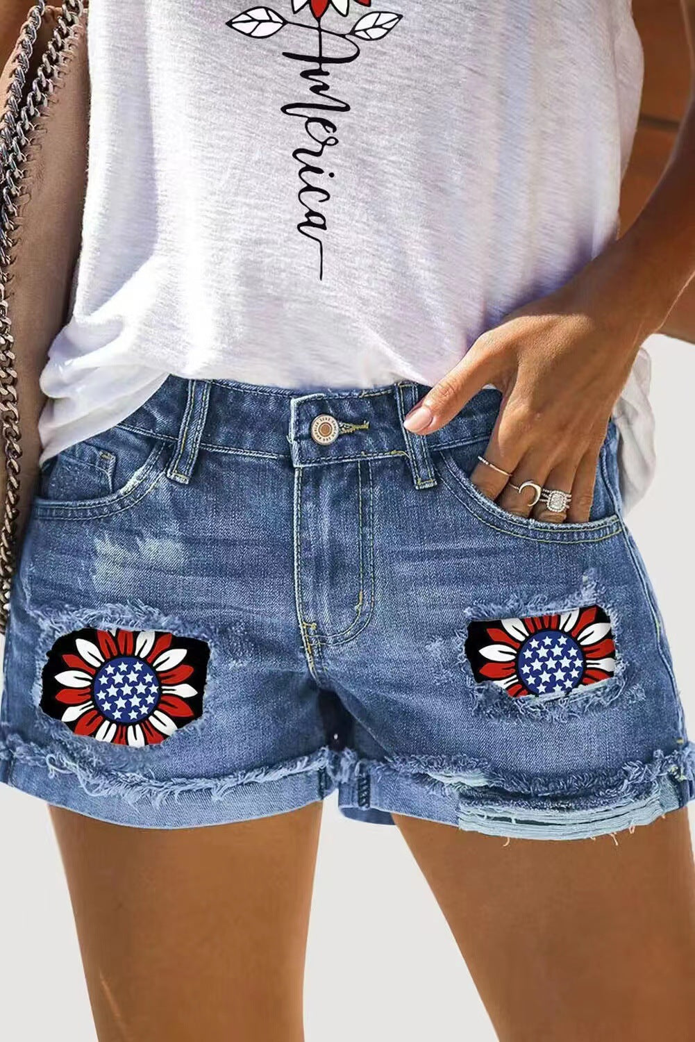 Dams Jeans-shorts med unik blomster-patch och modernt distressed-utseende Mirla-Eva Jonsson