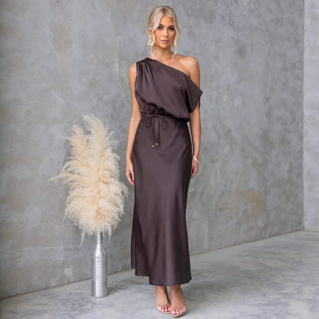 Dams Maxi Klänning med Off-Shoulder Design och Elastisk Midja Mirla-Eva Jonsson