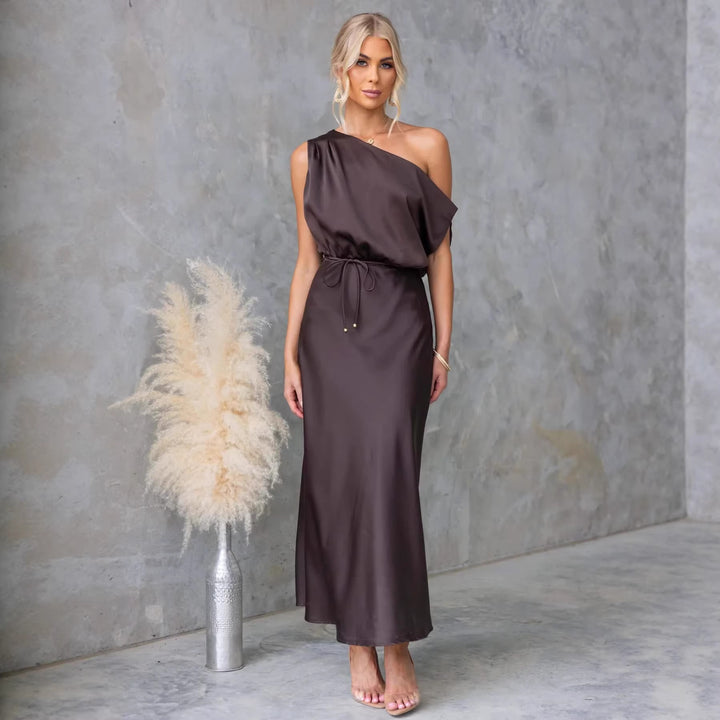 Dams Maxi Klänning med Off-Shoulder Design och Elastisk Midja Mirla-Eva Jonsson
