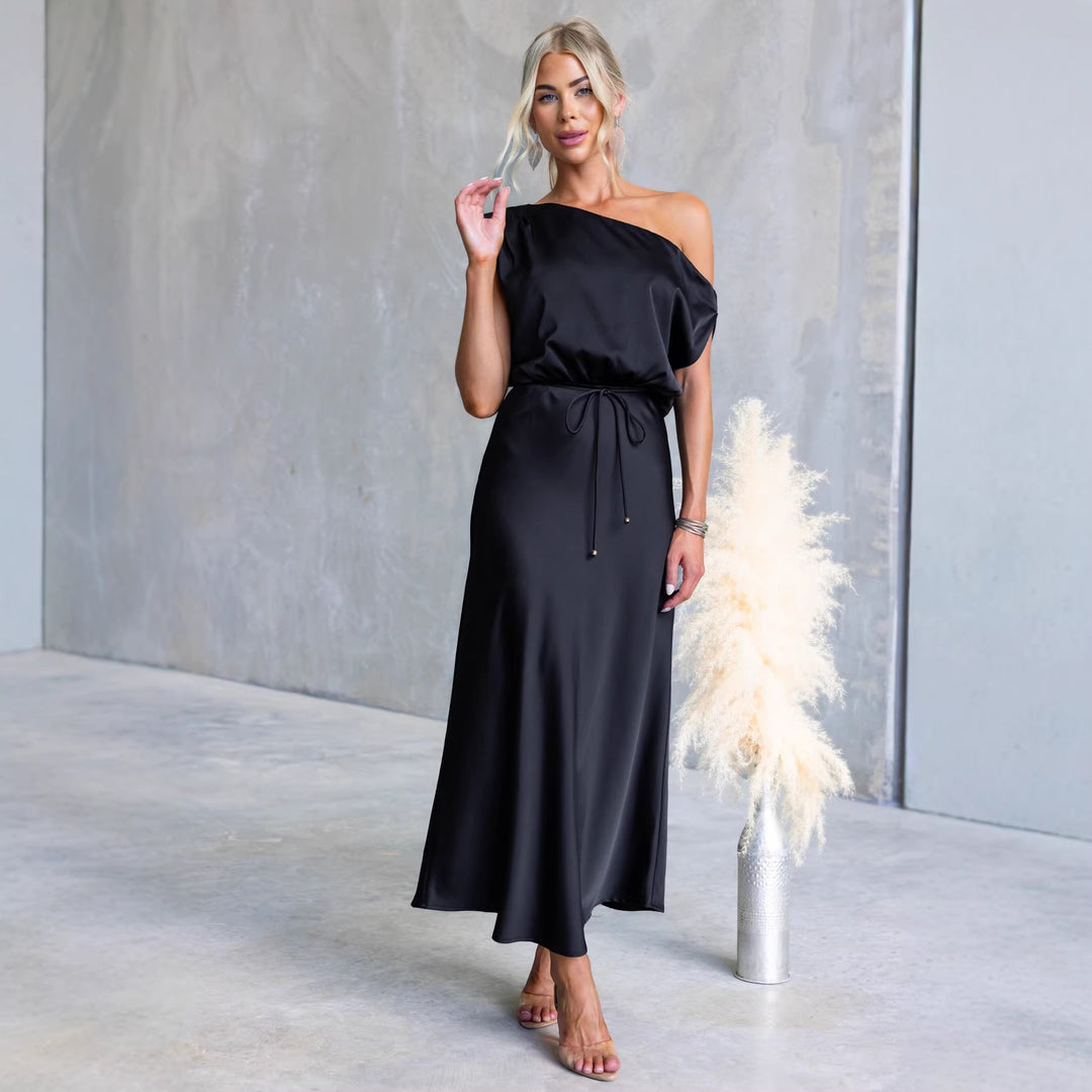 Dams Maxi Klänning med Off-Shoulder Design och Elastisk Midja Mirla-Eva Jonsson