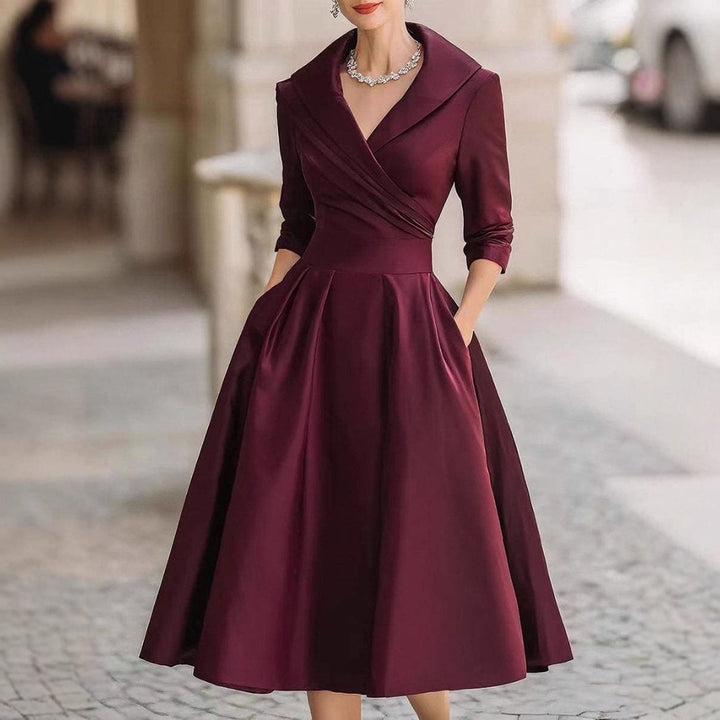 Dams Midi-klänning med elegant omslagsöverdel och figursydd silhuett Mirla-Eva Jonsson