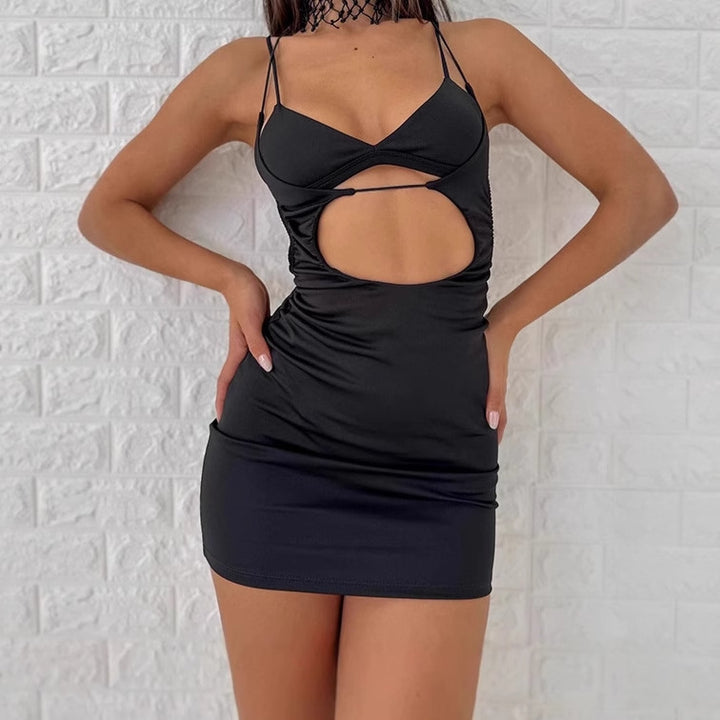 Dams Mini-cocktailklänning med förförande cut-out och strapless design Mirla-Eva Jonsson