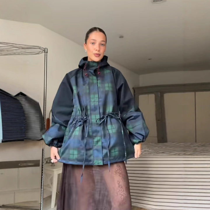 Dams Oversized Jacka i avslappnad rutdesign med praktiska fickor och midjesnörning Mirla-Eva Jonsson