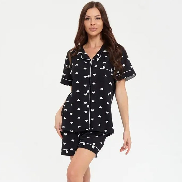 Dams Pyjamakostym med hjärtmotiv och bekväma shorts Mirla-Eva Jonsson