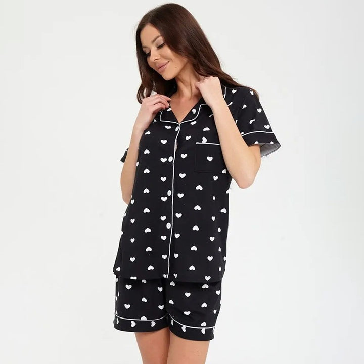Dams Pyjamakostym med hjärtmotiv och bekväma shorts Mirla-Eva Jonsson