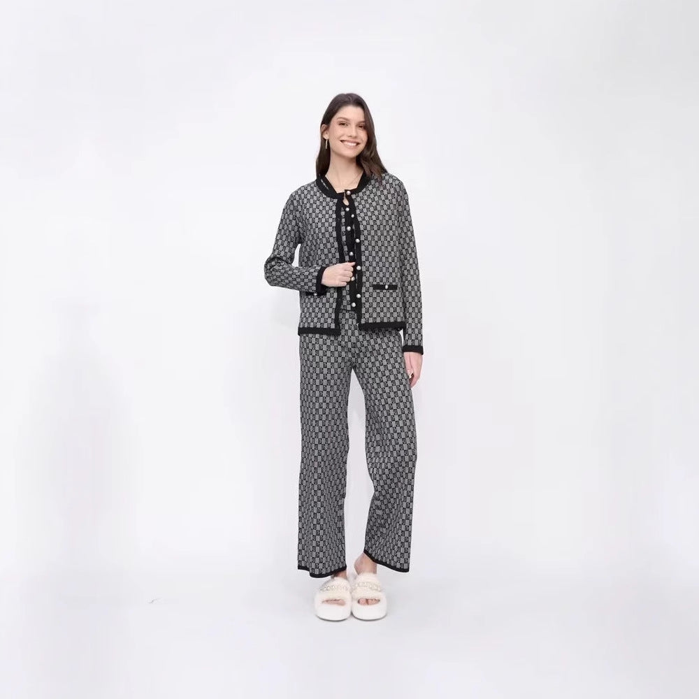 Dams Pyjamaset med modernt rutmönster och genomgående knappslå Mirla-Eva Jonsson