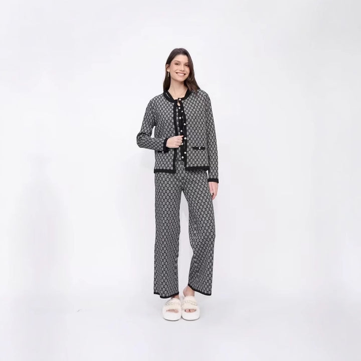 Dams Pyjamaset med modernt rutmönster och genomgående knappslå Mirla-Eva Jonsson