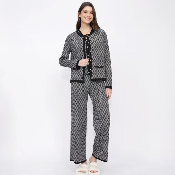 Dams Pyjamaset med modernt rutmönster och genomgående knappslå Mirla-Eva Jonsson