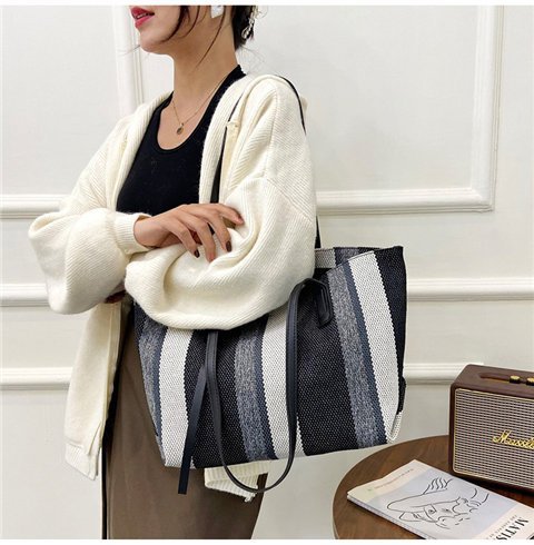Dams Shopper-väska med moderna ränder och mångsidig insida Mirla-Eva Jonsson