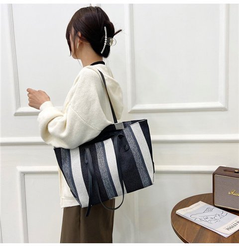 Dams Shopper-väska med moderna ränder och mångsidig insida Mirla-Eva Jonsson