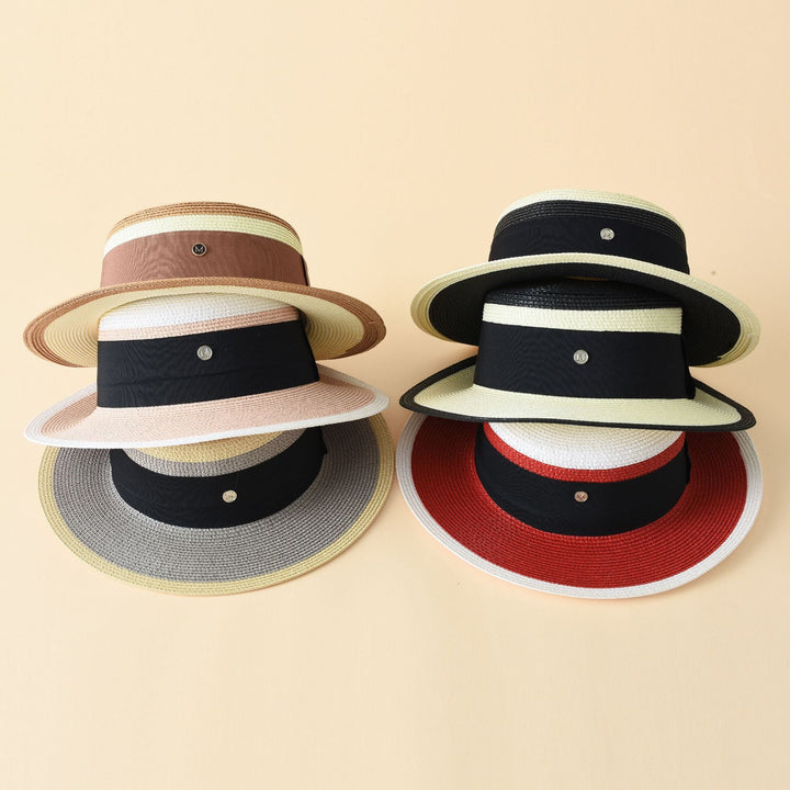 Dams Straw Hat i klassisk Boater-stil med bred brätte och dekorativt band Mirla-Eva Jonsson