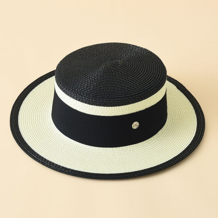 Dams Straw Hat i klassisk Boater-stil med bred brätte och dekorativt band Mirla-Eva Jonsson