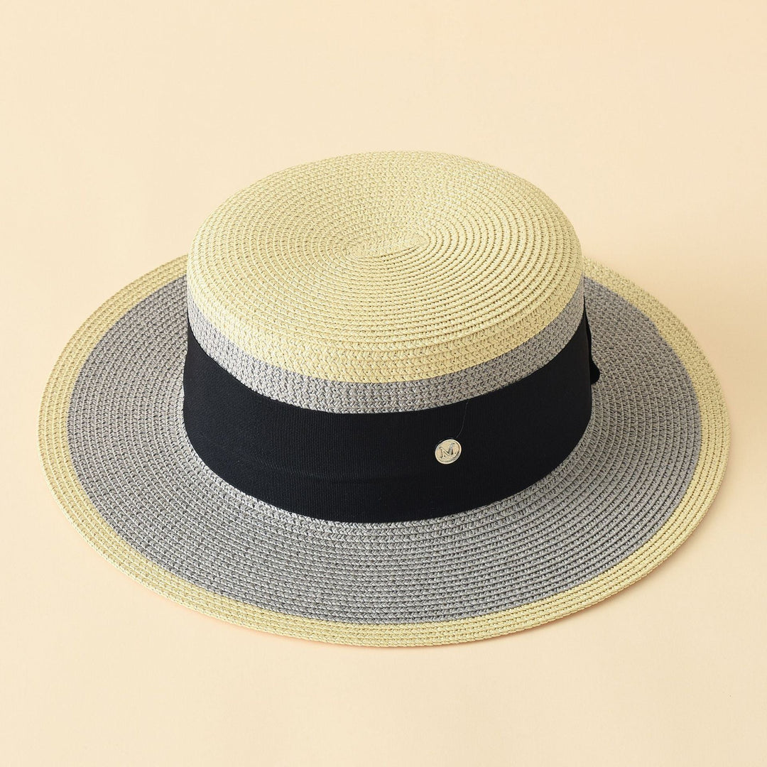 Dams Straw Hat i klassisk Boater-stil med bred brätte och dekorativt band Mirla-Eva Jonsson