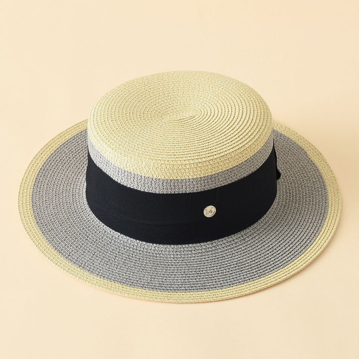 Dams Straw Hat i klassisk Boater-stil med bred brätte och dekorativt band Mirla-Eva Jonsson