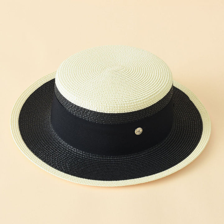 Dams Straw Hat i klassisk Boater-stil med bred brätte och dekorativt band Mirla-Eva Jonsson