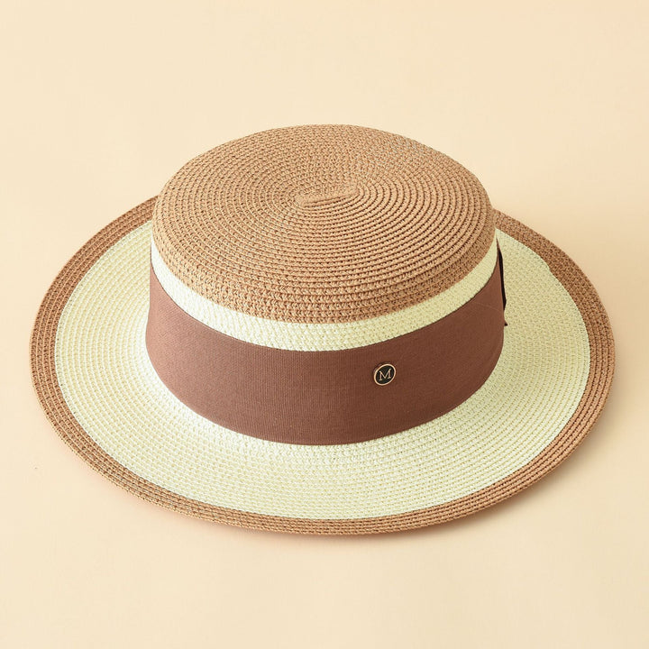 Dams Straw Hat i klassisk Boater-stil med bred brätte och dekorativt band Mirla-Eva Jonsson