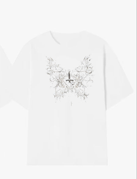 Dams T-shirt med konstnärlig fjärilsdesign och hjärtformad accent Mirla-Eva Jonsson