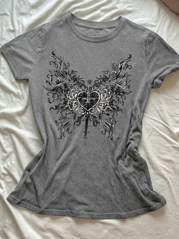 Dams T-shirt med konstnärlig fjärilsdesign och hjärtformad accent Mirla-Eva Jonsson
