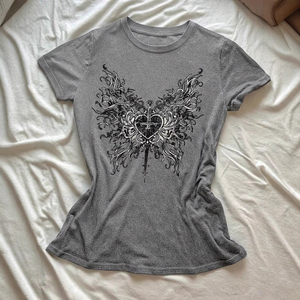Dams T-shirt med konstnärlig fjärilsdesign och hjärtformad accent Mirla-Eva Jonsson