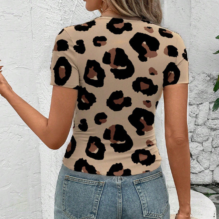 Dams T-shirt med modernt leopardtryck och figursydd klippning Mirla-Eva Jonsson