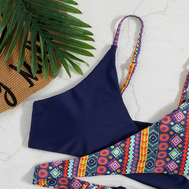 Dams Triangel-Bikini med moderiktig skärning och lekfull design Mirla-Eva Jonsson