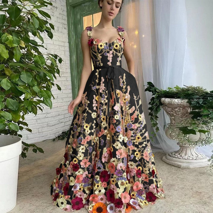 Dams Tyllklänning med Florala Broderier och Elegant Midjebälte Mirla-Eva Jonsson