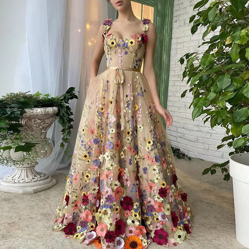Dams Tyllklänning med Florala Broderier och Elegant Midjebälte Mirla-Eva Jonsson