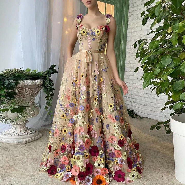 Dams Tyllklänning med Florala Broderier och Elegant Midjebälte Mirla-Eva Jonsson