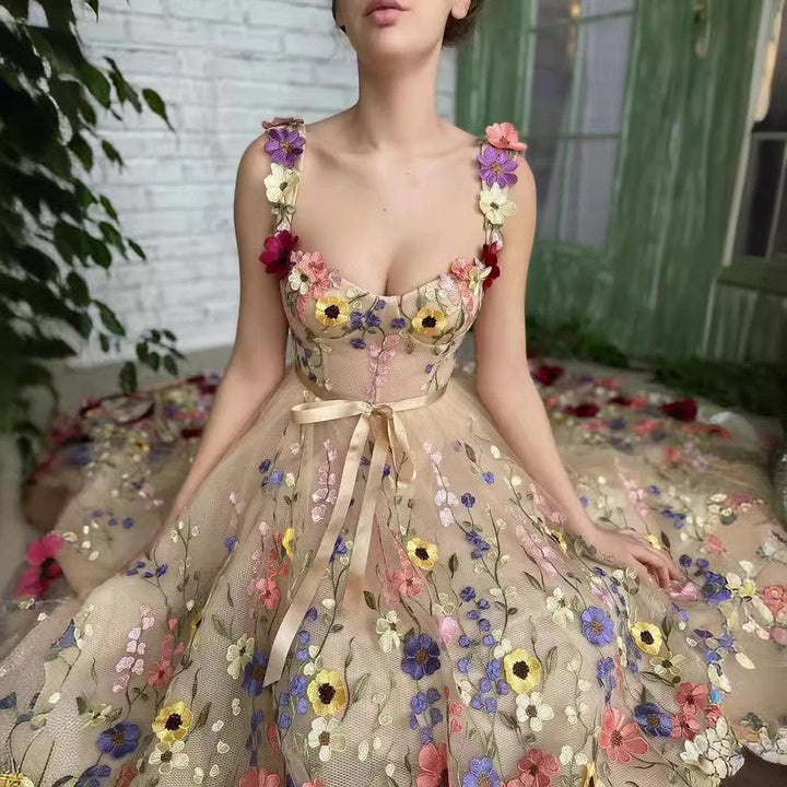 Dams Tyllklänning med Florala Broderier och Elegant Midjebälte Mirla-Eva Jonsson