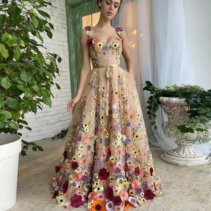 Dams Tyllklänning med Florala Broderier och Elegant Midjebälte Mirla-Eva Jonsson