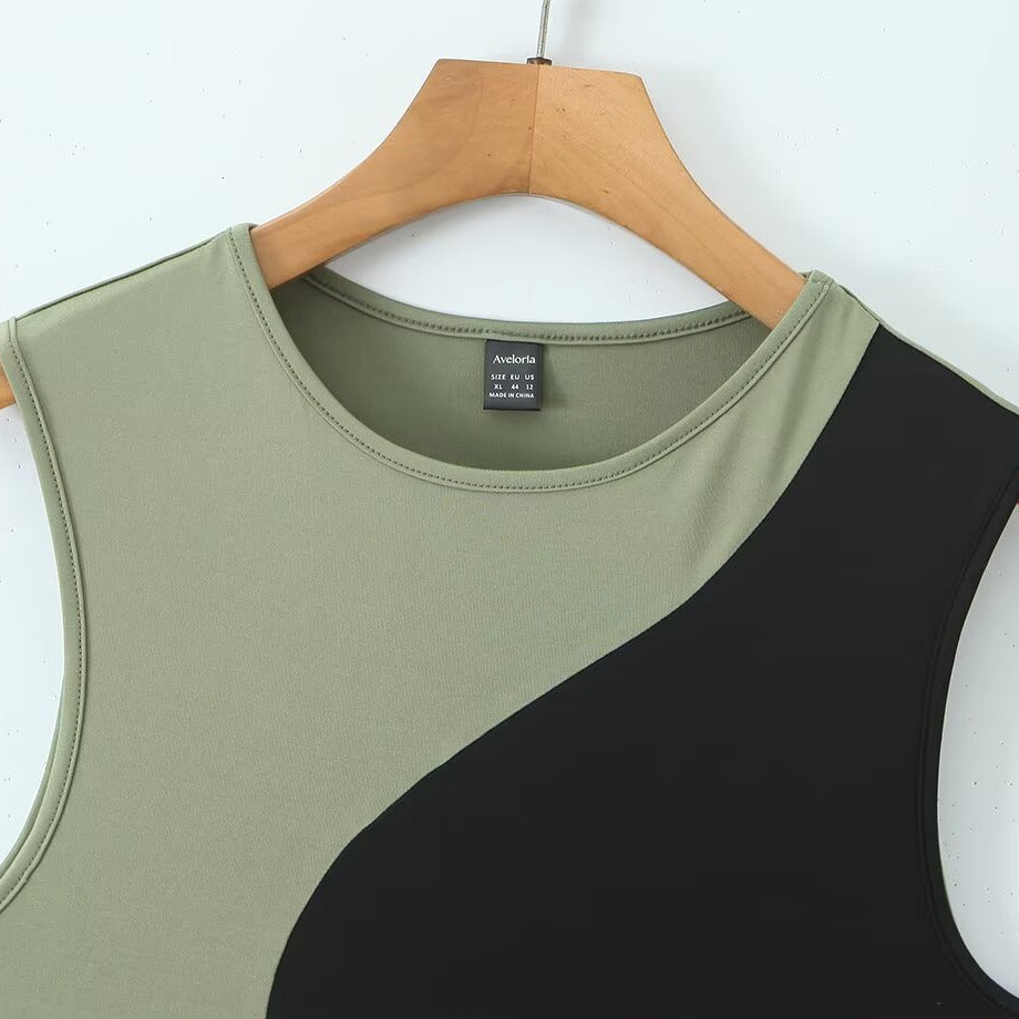 Dams ärmlös klänning med innovativ asymmetrisk design Mirla-Eva Jonsson