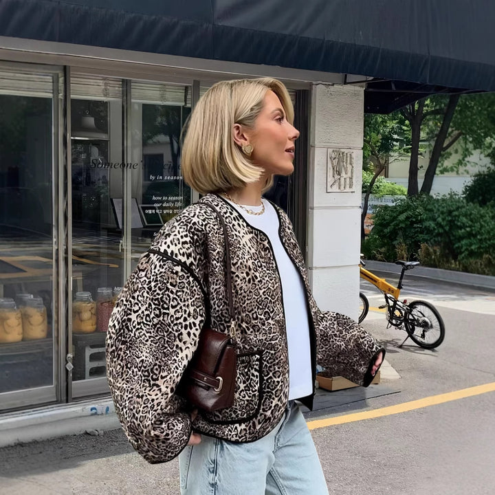 Dams attraktiv jacka i trendigt leopardmönster Mirla-Eva Jonsson