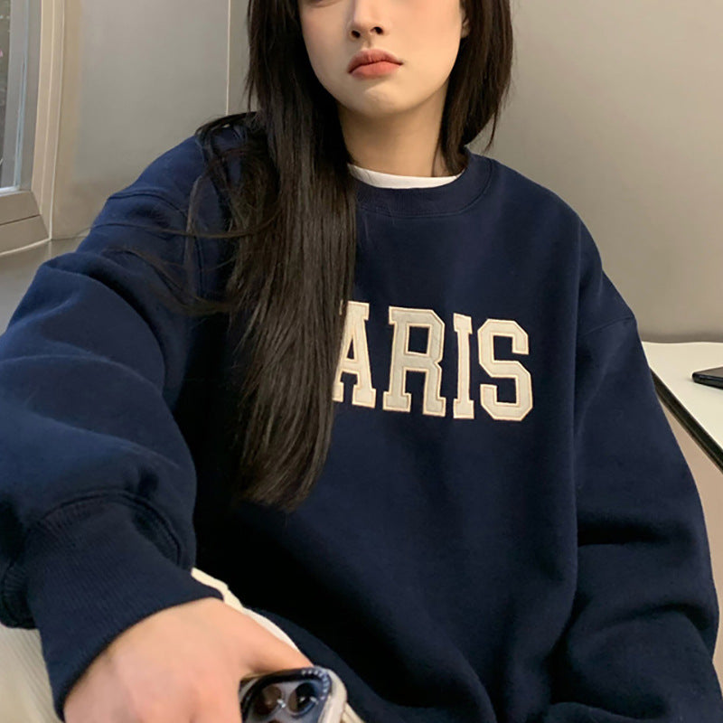 Dams avslappnad sweatshirt med distinkt bokstavering Mirla-Eva Jonsson