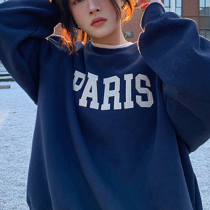 Dams avslappnad sweatshirt med distinkt bokstavering Mirla-Eva Jonsson