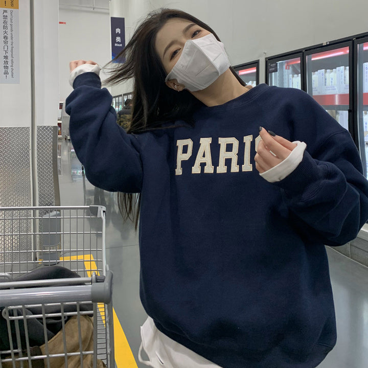 Dams avslappnad sweatshirt med distinkt bokstavering Mirla-Eva Jonsson