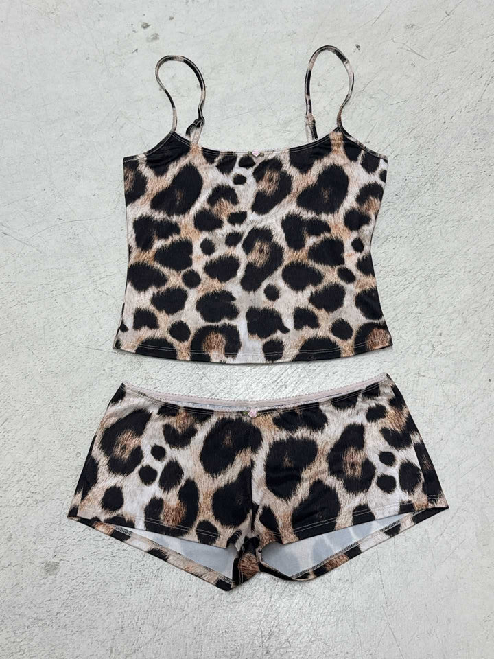 Dams bandeau bikini set med volangshorts och stiligt djurmönster Mirla-Eva Jonsson
