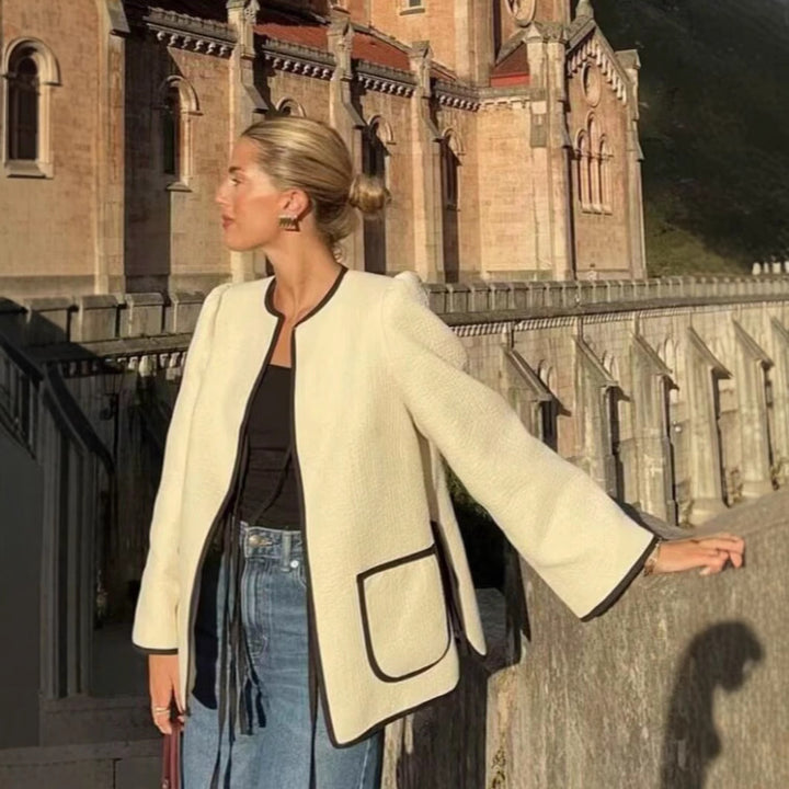 Dams bekväm och stilren jacka med praktiska fickor och knytbälte Mirla-Eva Jonsson