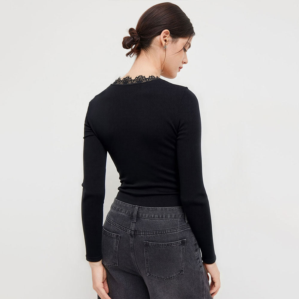 Dams bodysuit med djup V-ringning och delikat spetsapplikation Mirla-Eva Jonsson