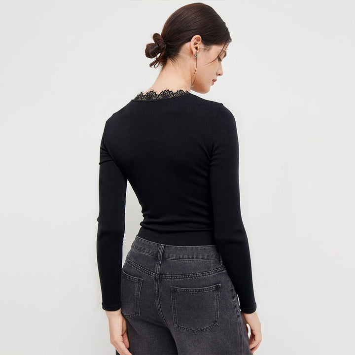 Dams bodysuit med djup V-ringning och delikat spetsapplikation Mirla-Eva Jonsson