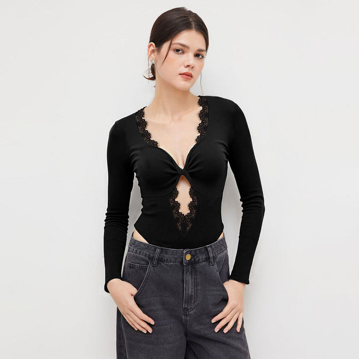 Dams bodysuit med djup V-ringning och delikat spetsapplikation Mirla-Eva Jonsson