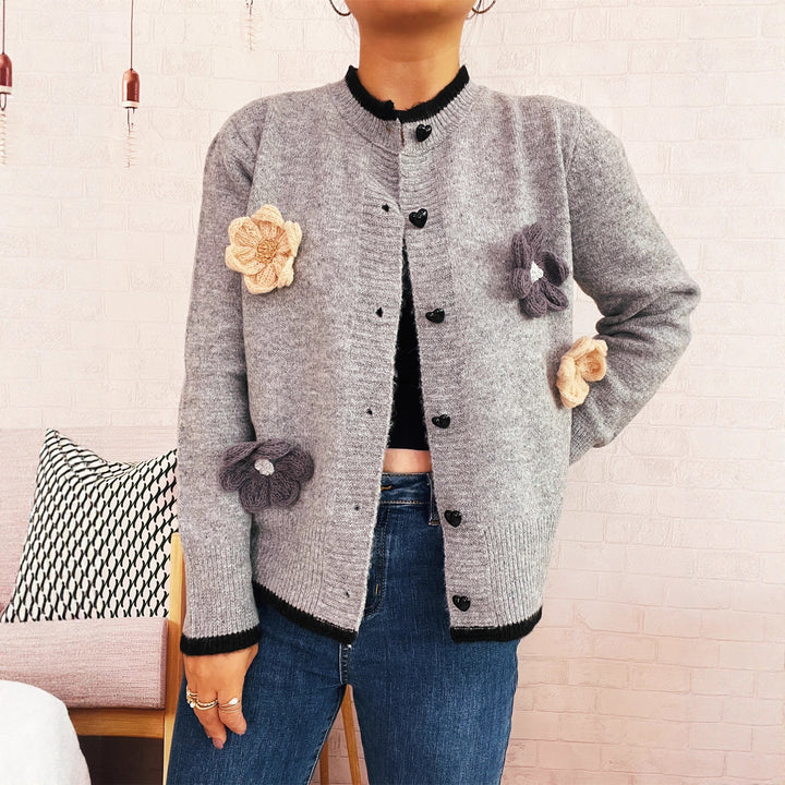 Dams cardigan med blommönster och hjärtknappar Mirla-Eva Jonsson