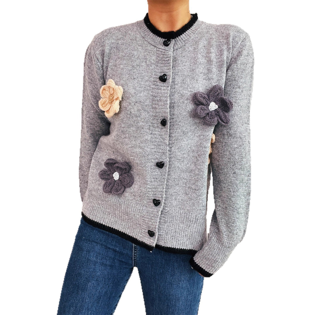 Dams cardigan med blommönster och hjärtknappar Mirla-Eva Jonsson