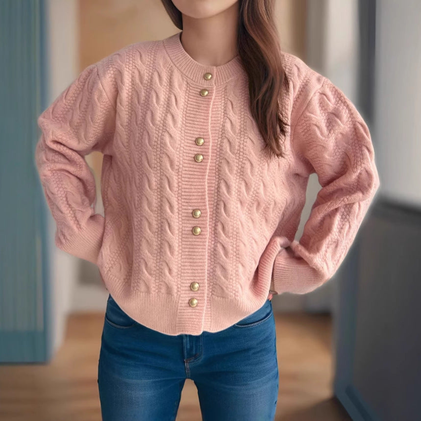 Dams cardigan med elegant flätmönster och dekorativa knappar Eva Jonsson-Eva Jonsson