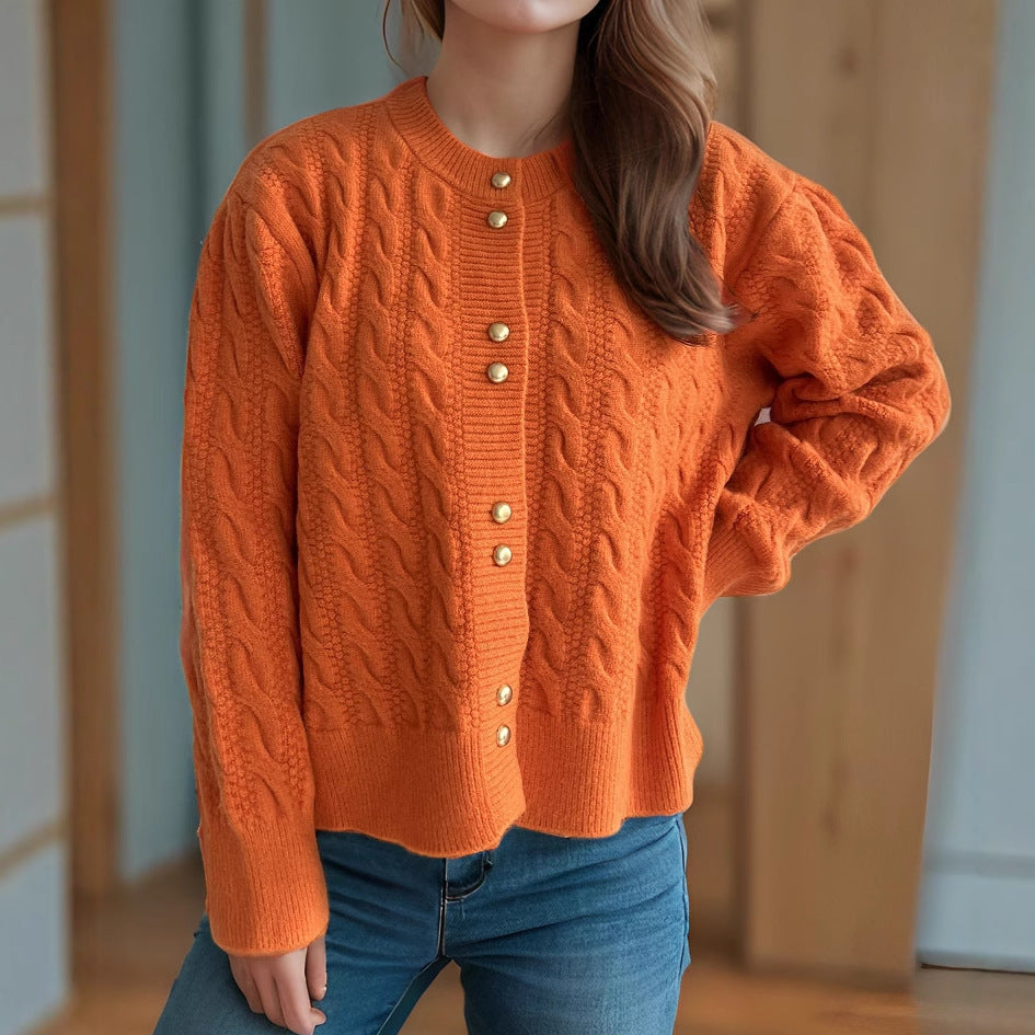 Dams cardigan med elegant flätmönster och dekorativa knappar Eva Jonsson-Eva Jonsson