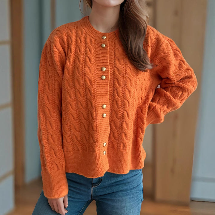 Dams cardigan med elegant flätmönster och dekorativa knappar Eva Jonsson-Eva Jonsson