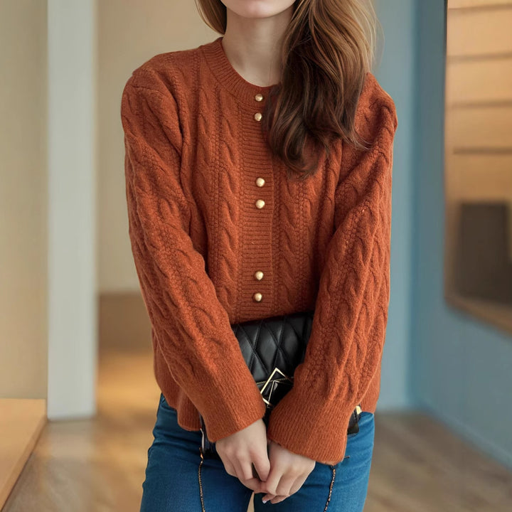 Dams cardigan med elegant flätmönster och dekorativa knappar Eva Jonsson-Eva Jonsson